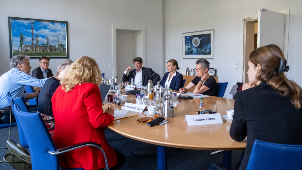 Rüdiger Kuhn, Gesine Grande und Uta Steinhardt vom Nachhaltigkeitsbeirat überreichten die Empfehlungen in der Staatskanzlei Brandenburg.