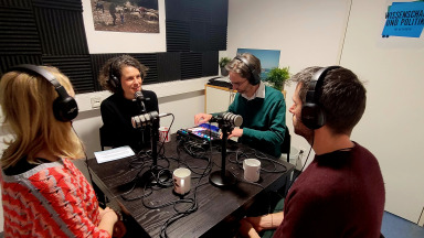 Host Julia Vismann and #FactoryWisskomm Fellow Sébastien Vannier record an episode of the podcast "Science and Politics in Conversation".